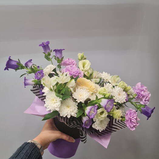 Композиция с гвоздикой,  кампанула,  альстромерия,  хризантема кустовая,  лизиантус