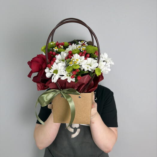 Яркая сборная композиция из ажурной розы ,ромашек ,сантини и гиперикума