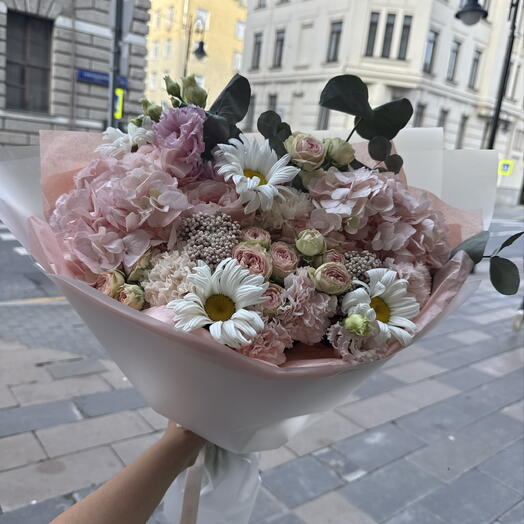 Букет с гортензией и ромашкой