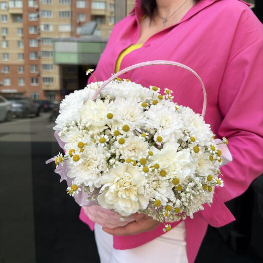 Цветочная композиция в корзине