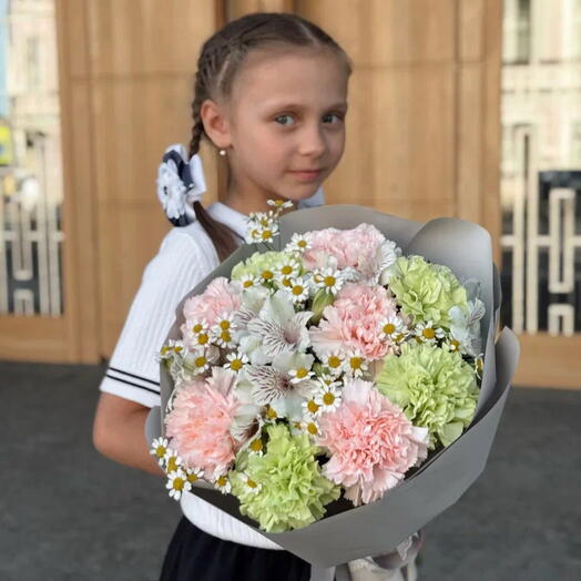 Букет из диантусов, альстромерии и матрикарии к 1 сентября