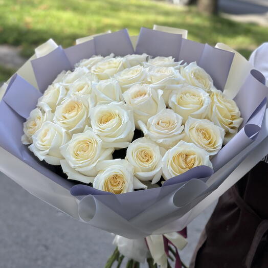 25 белых пионовидных роз