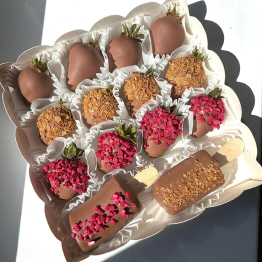 Набор 12 клубник и 2 банана в молочном шоколаде Callebaut