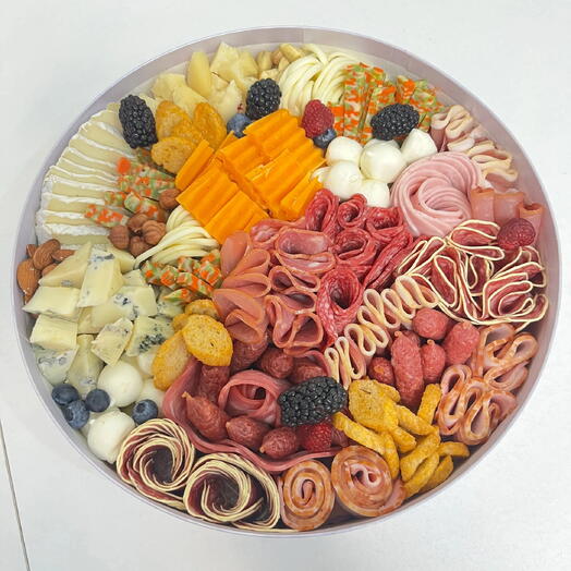 Бокс с мясными и сырными деликатесами