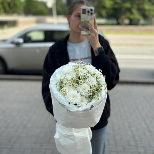 Букет из хризантем и танацетума