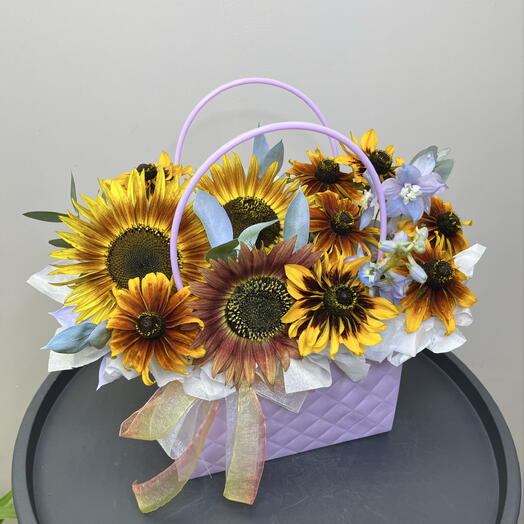 « Лунное солнце» букет с подсолнухами в сумочке 🌻