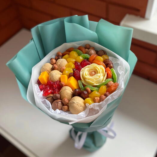 Маленький букет-комплимент из сухофруктов и шоколадного цветка