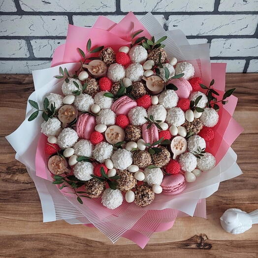 Любимка 😻 Сладкий букет с конфетами Рафаэлло , пирожными макаронс и малинка желе 🥰