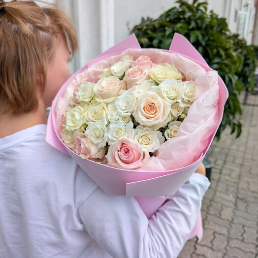 Нежно-розовый букет из микса кенийских роз и белых кустовых роз 🌸
