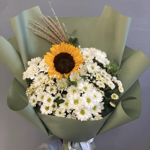 Стильный букет с подсолнухом и ромашковой хризантемой