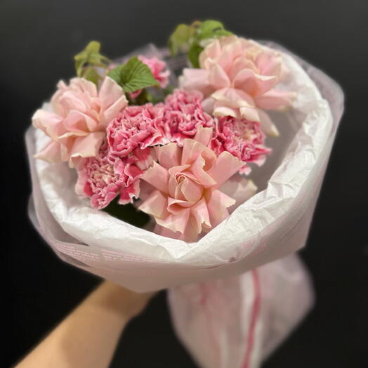 Розовые розы и диантусы