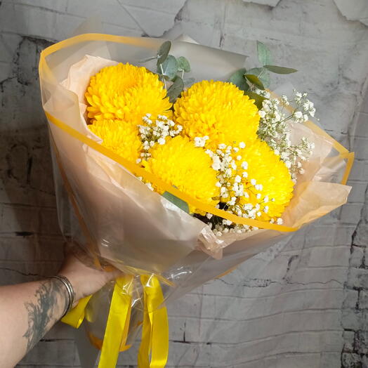 Букет с одноголовой хризантемой и гипсофилой 🌸