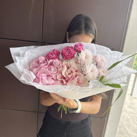 Букет облачко (гортензия , кустовая Роза , хризантема , французская Роза )
