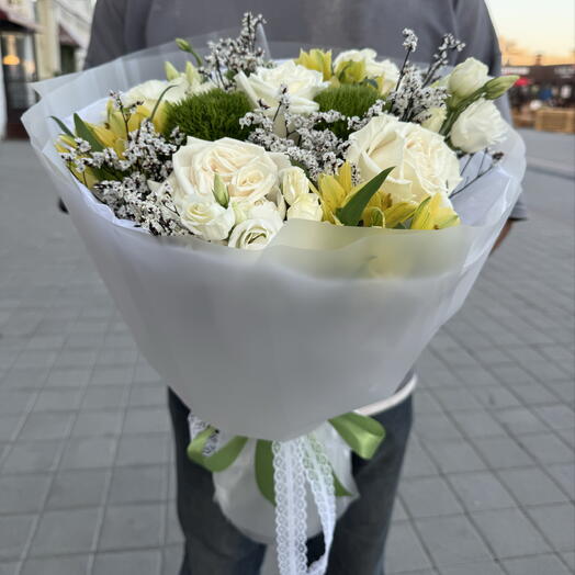 Белые розы, махровая гвоздика, альстромерия, эустома