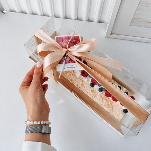Меренговый рулет 1кг со свежими ягодами