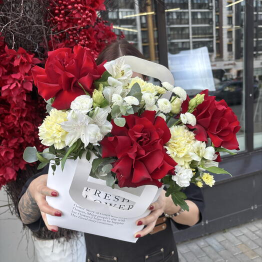 Яркая композиция в сумочке с ажурными розами🌹💌