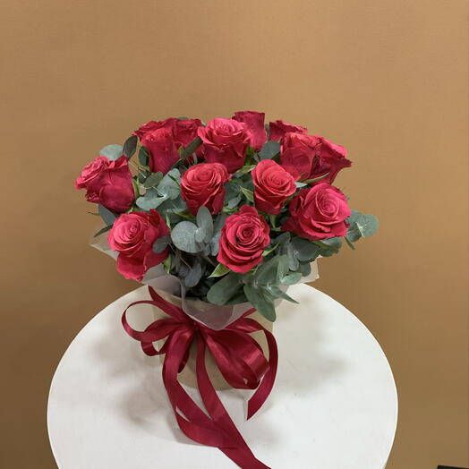 Коробка с малиновыми розами