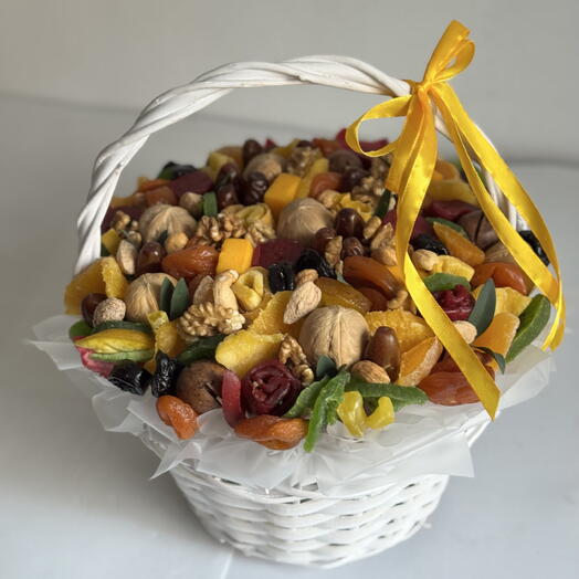 Корзина с сухофруктами и орехами