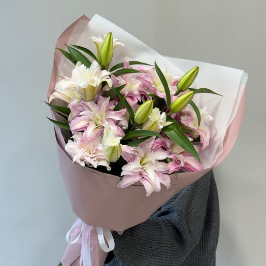 Моно букет из розовой пионовидной лилии в нежной упаковке💘