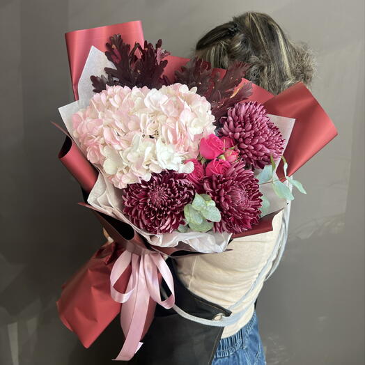 Букет микс с добавлением одноголовых хризантем и дубовых веток
