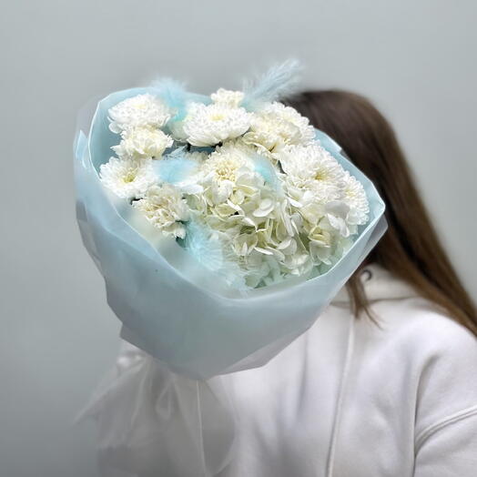 Букет комплимент с гортензией, кустовыми хризантемами и диантусами