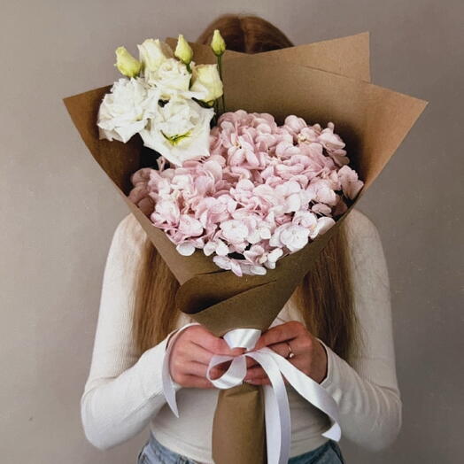 Красивый букет: розовая гортензия и эустома в крафте 🌸МИНИ-букет🌸