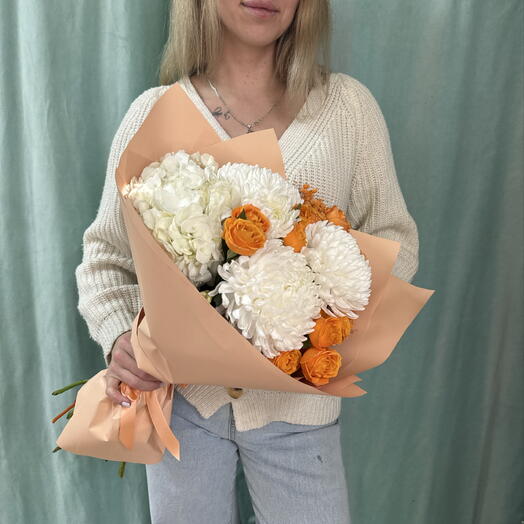 Гортензия,кустовая роза и крупная хризантема в букете «Теплый день»