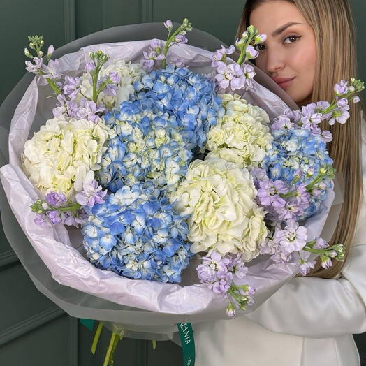 Букет из гортензий с маттиолой 049