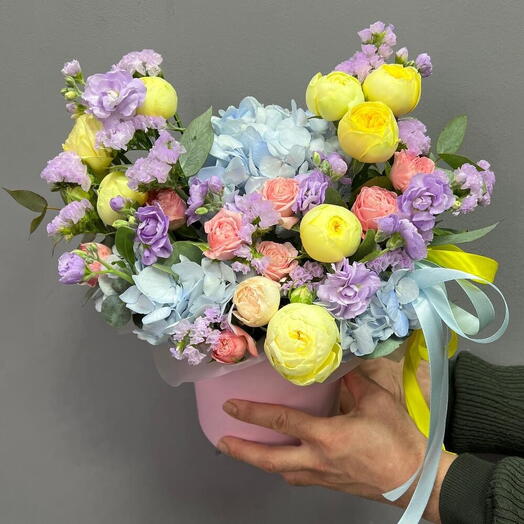 Композиция в шляпной коробке с яркими розами 💛