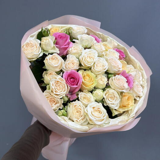 Нежный микс из кустовых и одноголовых Роз «Мечта»