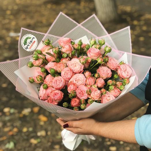 11 нежных кустовых пионовидных роз