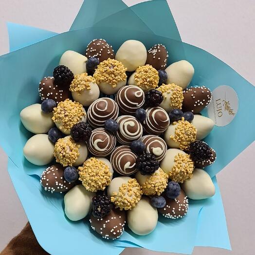 Bouquet of strawberries in chocolate " Sunny"