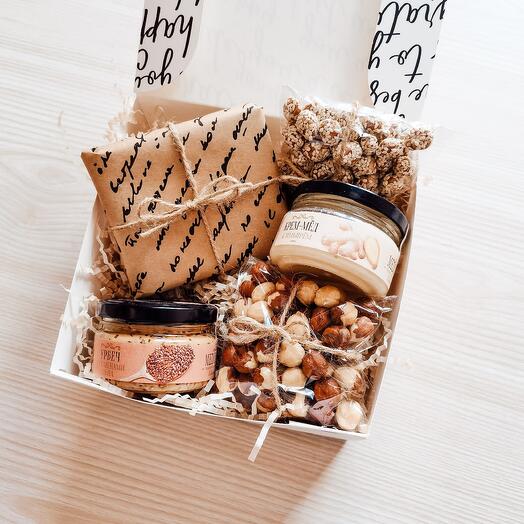 A gift set with nuts and honey for my mother and wife