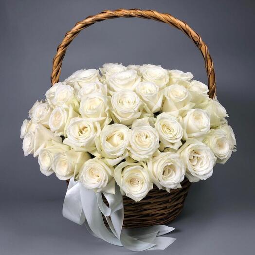 Cesta de flores de 55 rosas blancas
