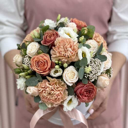 Bouquet of coral peony Roses and cream Dianthus in a hatbox