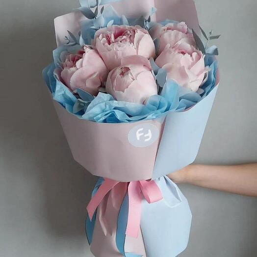 Bouquet of 5 peonies with eucalyptus Premium