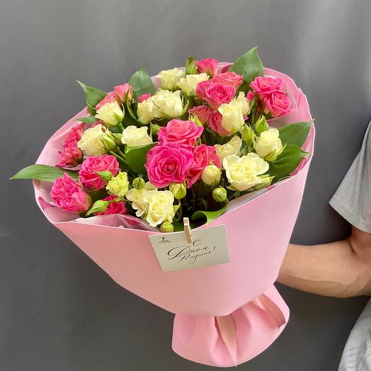 Букет из белых и розовых кустовых роз🌹