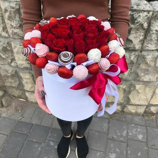 Бокс с розами и клубникой в шоколаде L