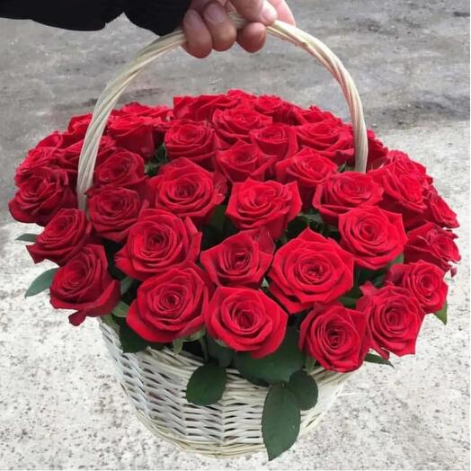 Корзина с красными розами 🌹