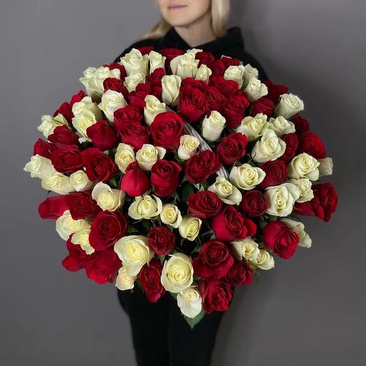 Стойкие розы в корзине