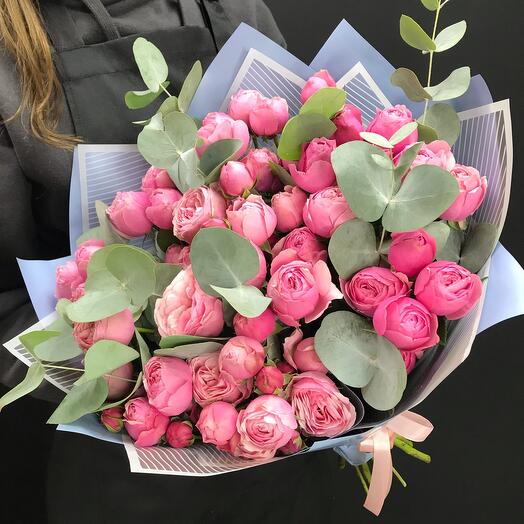 Rosas peonías con eucalipto