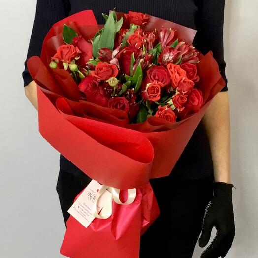 Ramo con rosas, alstroemeria y rosa arbusto "rubí"