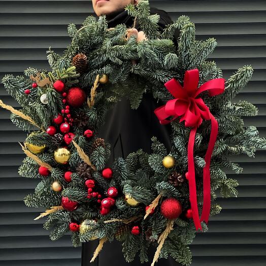 Новогодний венок из живых веток нобилиса