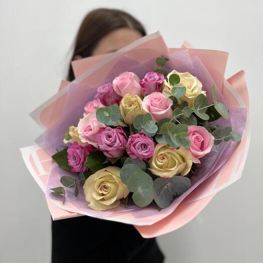 Микс из 15 Роз и Эвкалипта