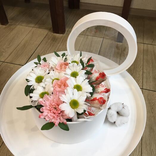 Цветы в коробке с конфетами