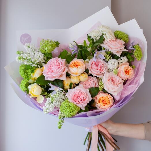Пышный весенний букет с сиренью и пионовидными розами 💐