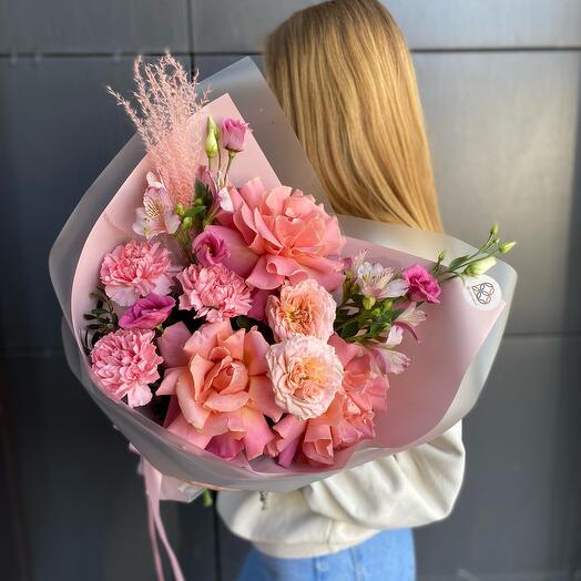 Букет с Французской Розой , диантусом, нежной альстромерии , кустовой розы и эустомы