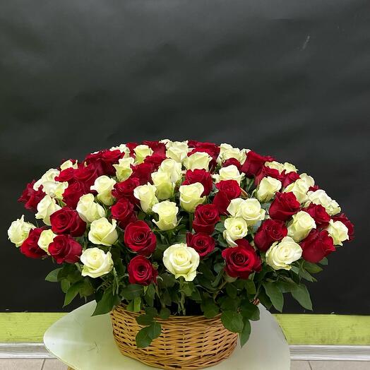 Cesta de 101 rosas mezcladas