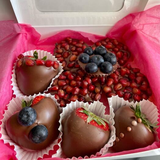 Клубника, гранат, голубика в шоколаде