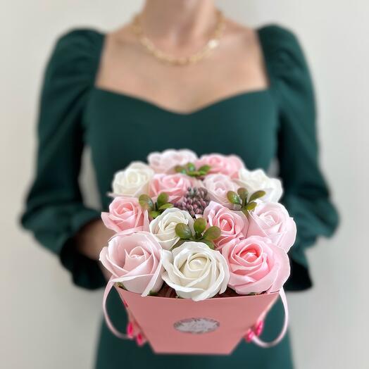 Ramo de 13 rosas de jabón en una canasta rosa